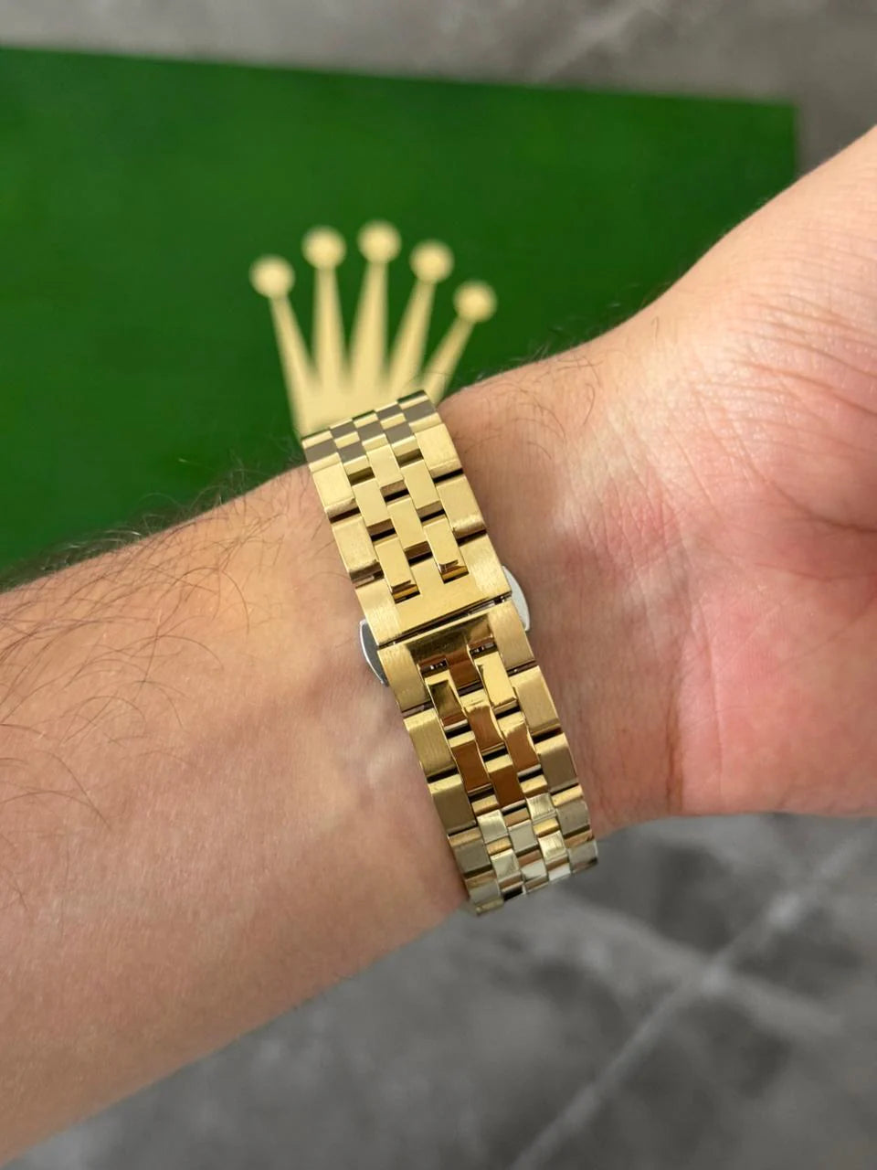 Reloj Dorado con Esfera Verde Estilo Árabe | Diseño Elegante Premium