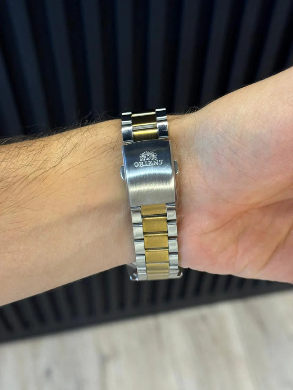 Reloj Análogo Bicolor Dorado con Esfera Plateada | Estilo Luxury Elegante