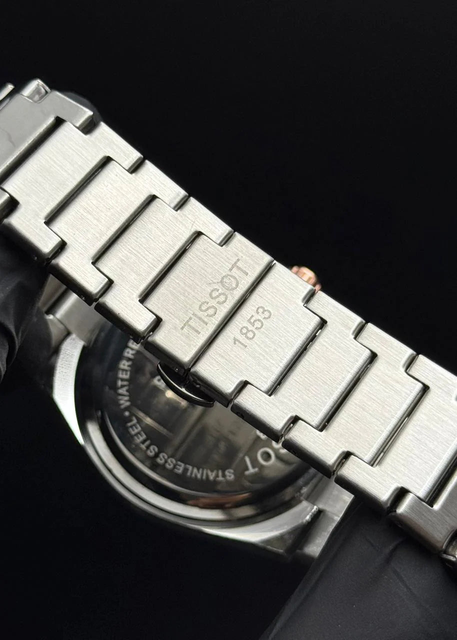 Reloj Metálico Plateado con Esfera Blanca y Detalles Oro Rosa | Estilo Elegante Premium