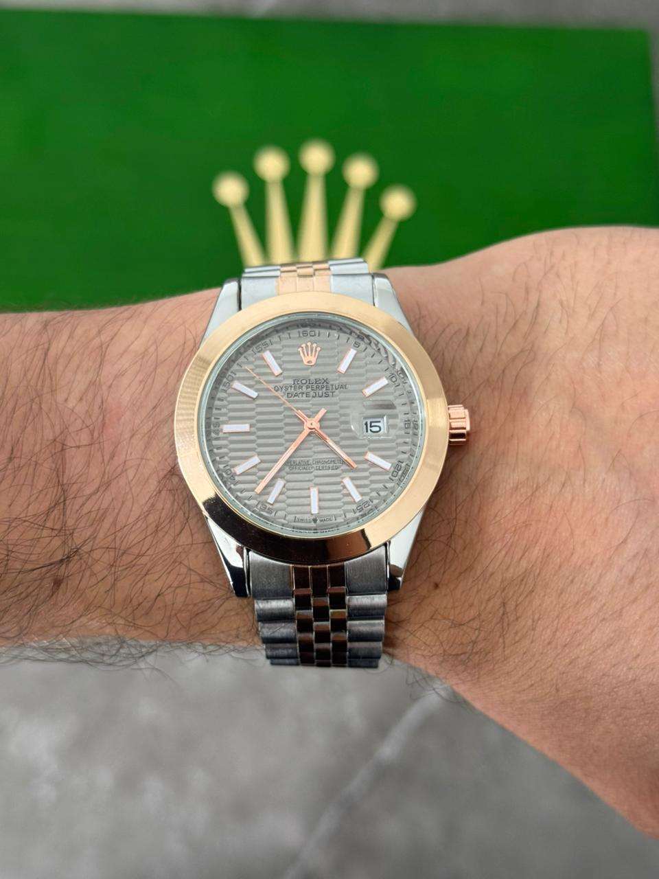 Reloj Bicolor Oro Rosa Texturizado con Esfera Gris | Elegancia Moderna Premium