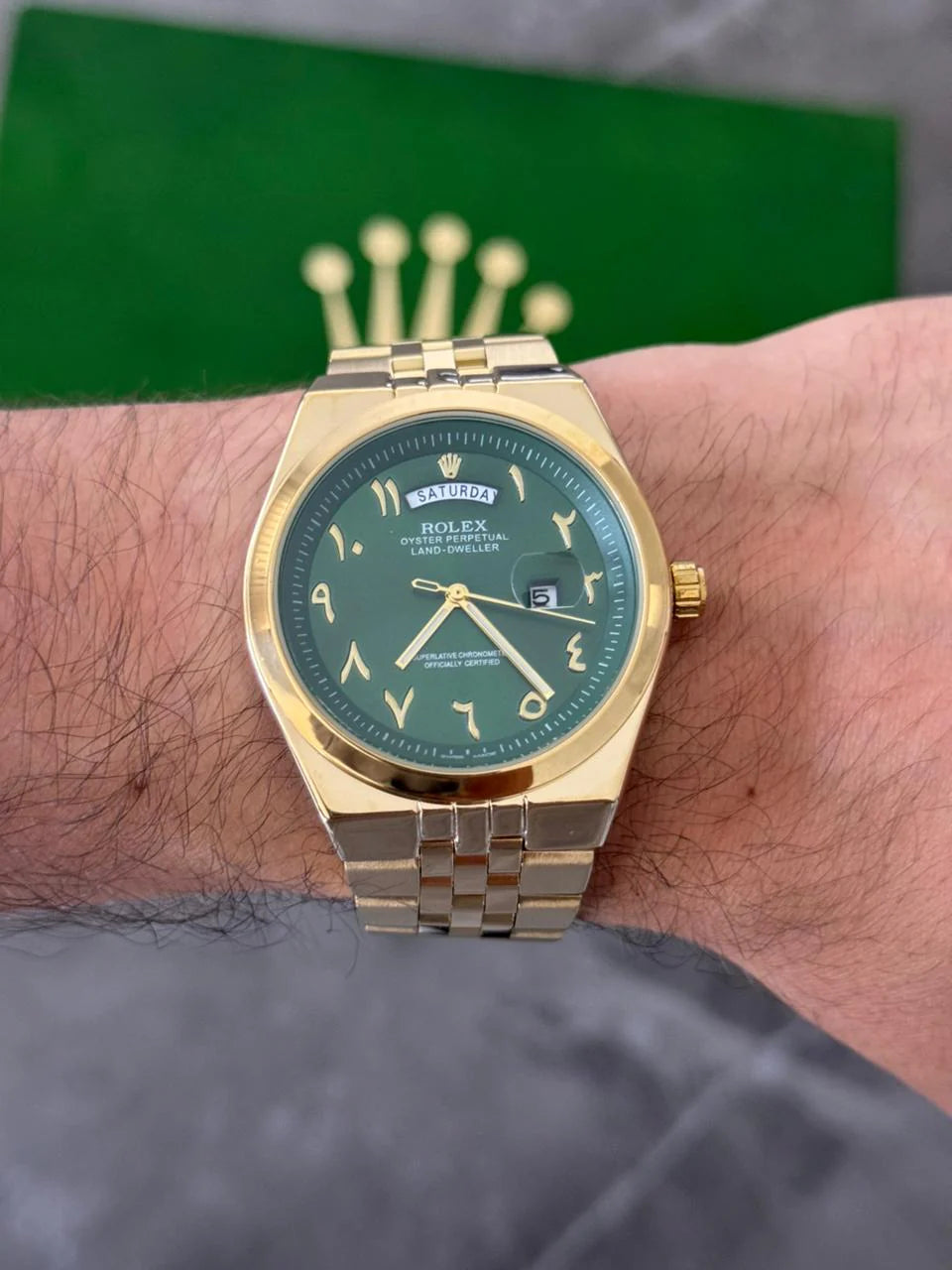 Reloj Dorado con Esfera Verde Estilo Árabe | Diseño Elegante Premium