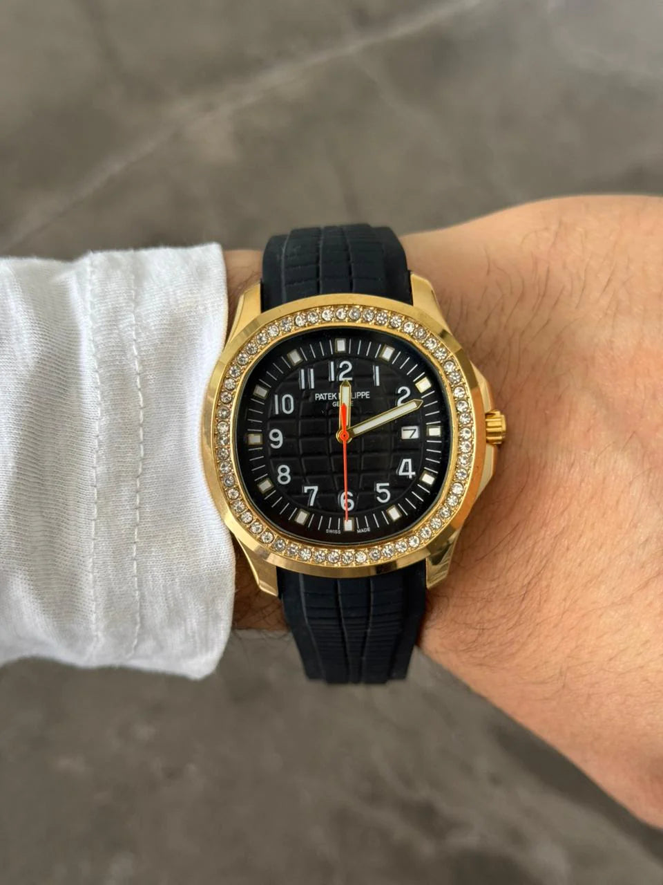 Reloj Ptk Circones Goma Negra con Tablero Negro Dorado | Luxury Black Gold Premium