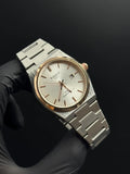 Reloj Metálico Plateado con Esfera Blanca y Detalles Oro Rosa | Estilo Elegante Premium