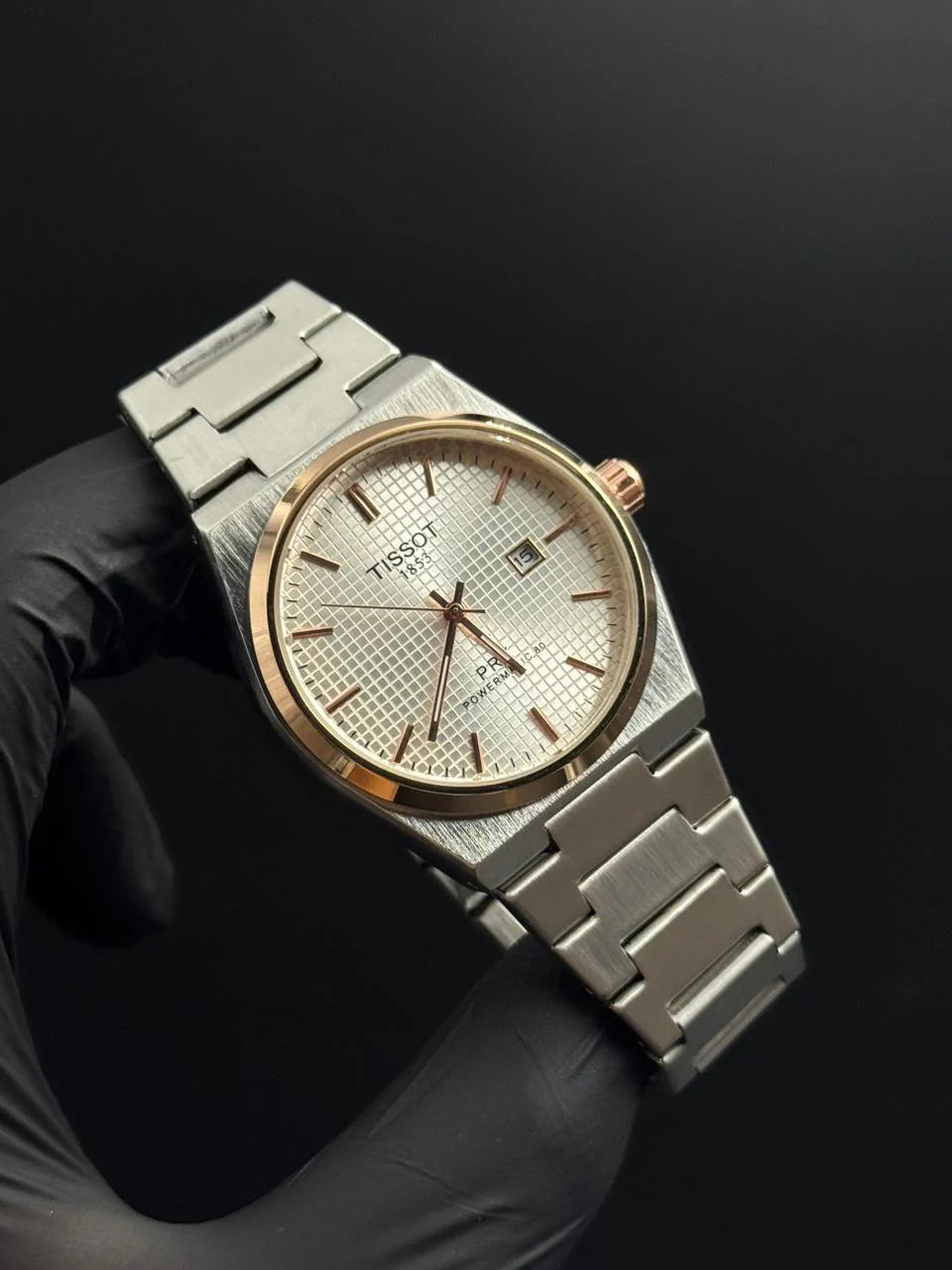 Reloj Metálico Plateado con Esfera Blanca y Detalles Oro Rosa | Estilo Elegante Premium