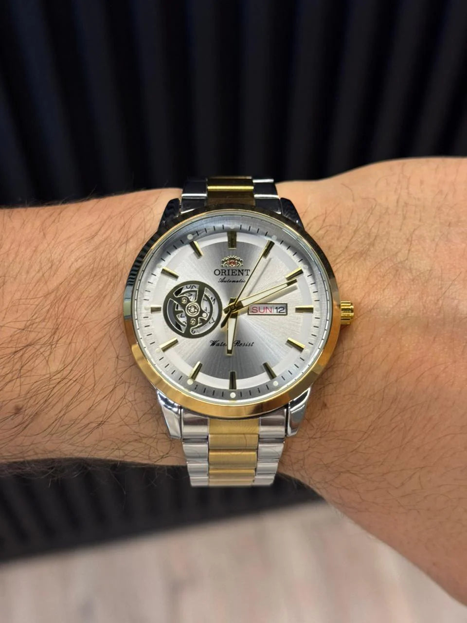 Reloj Análogo Bicolor Dorado con Esfera Plateada | Estilo Luxury Elegante