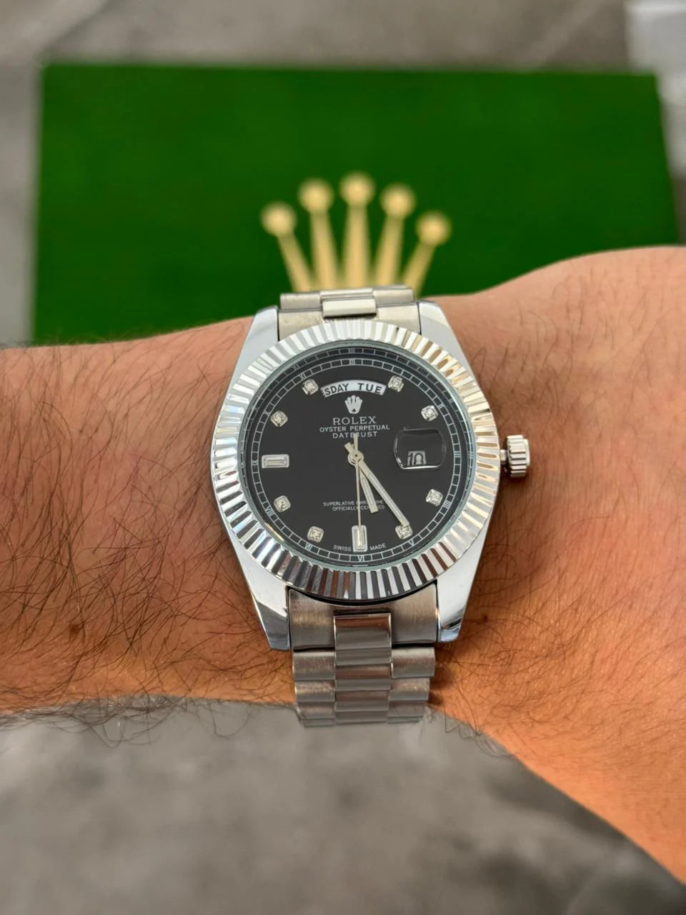 Reloj Plateado con Esfera Negra Estilo Diamond 2026 | Diseño Elegante Premium