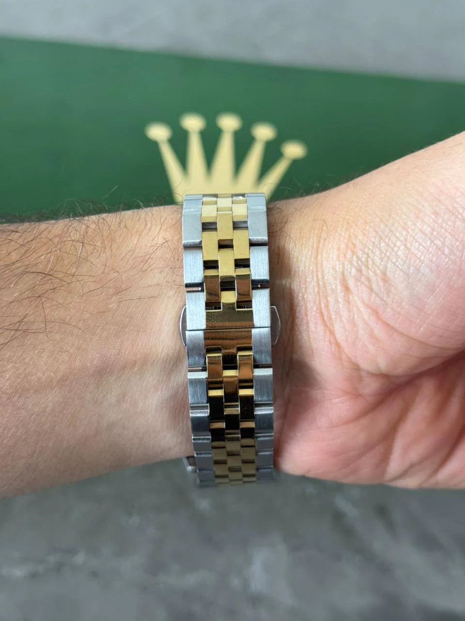 Reloj Bicolor Dorado con Esfera Plateada | Estilo Clásico Elegante Premium
