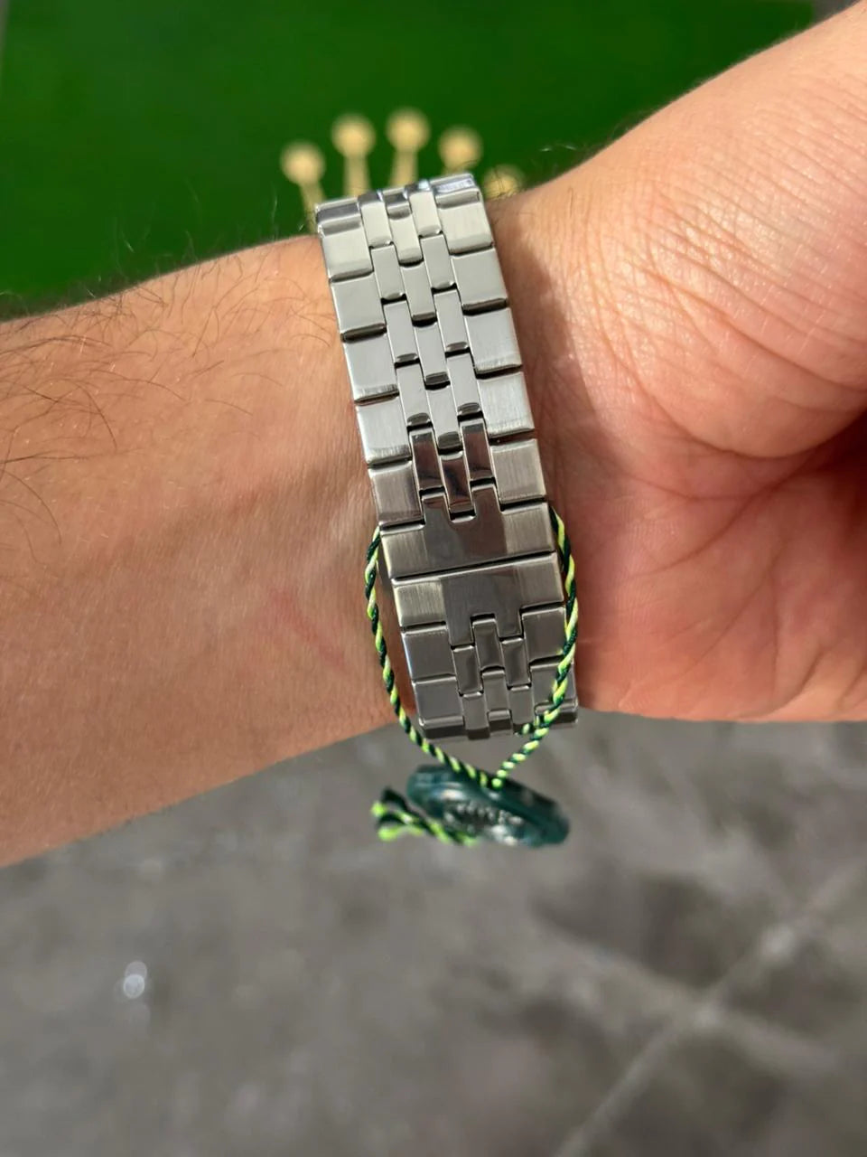 Reloj Plateado con Esfera Café | Estilo Elegante Moderno Premium
