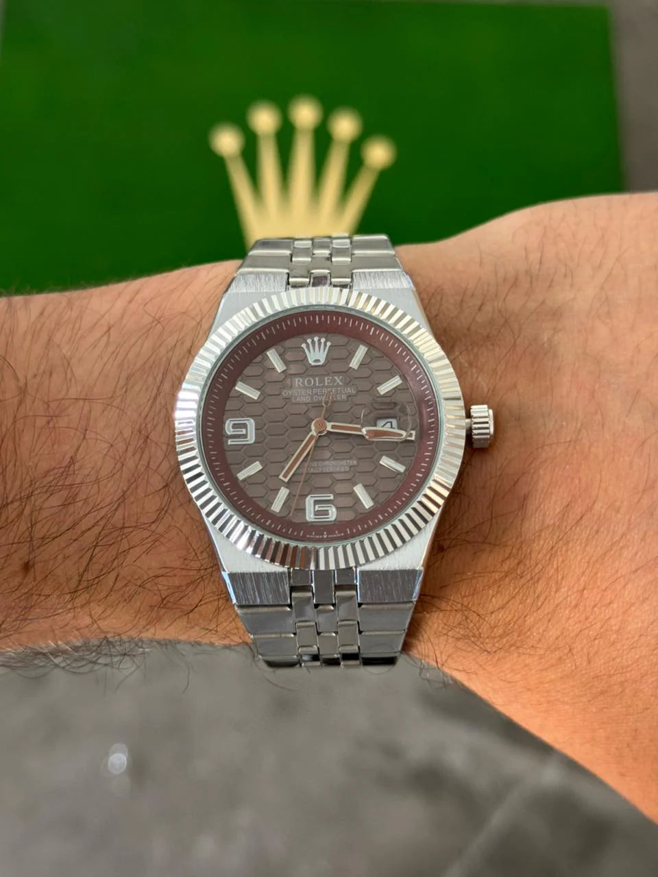 Reloj Plateado con Esfera Café | Estilo Elegante Moderno Premium