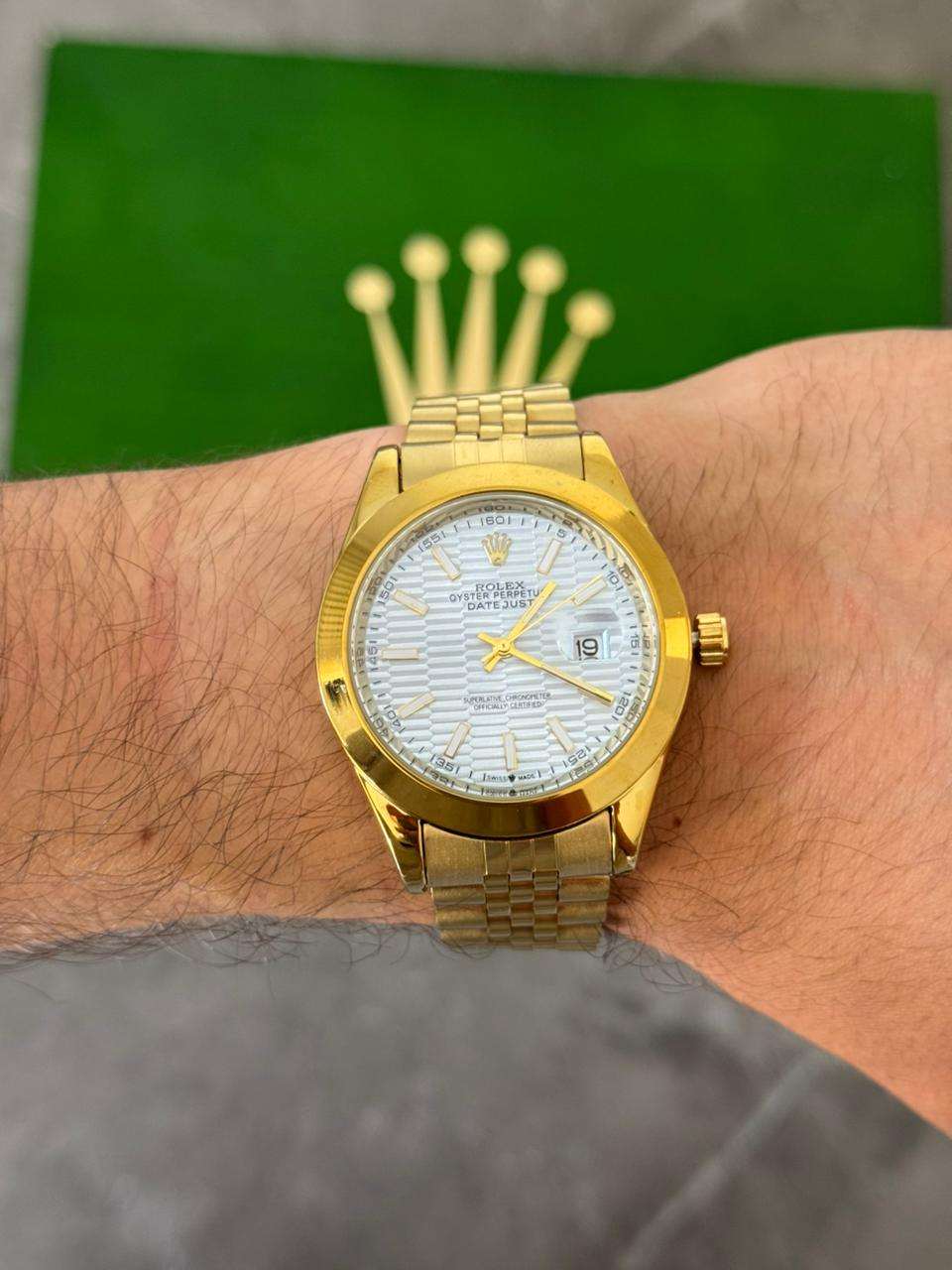 Reloj Dorado Texturizado con Esfera Azul Claro | Estilo Elegante Premium