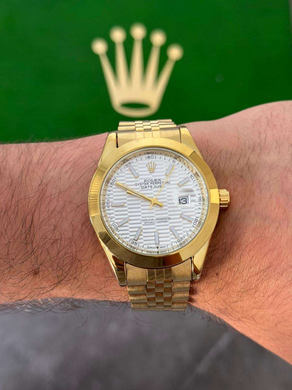 Reloj Dorado Texturizado con Esfera Plateada | Elegancia Clásica Premium