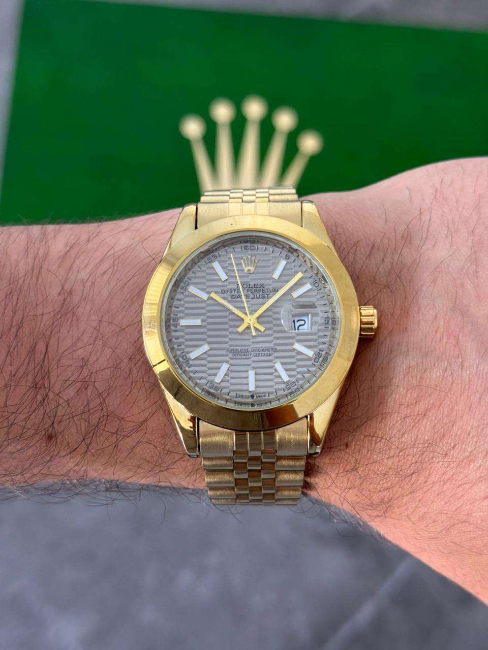 Reloj Dorado Texturizado con Esfera Café | Elegancia Premium Exclusiva