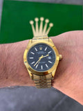 Reloj Dorado Texturizado con Esfera Negra | Estilo Clásico Premium