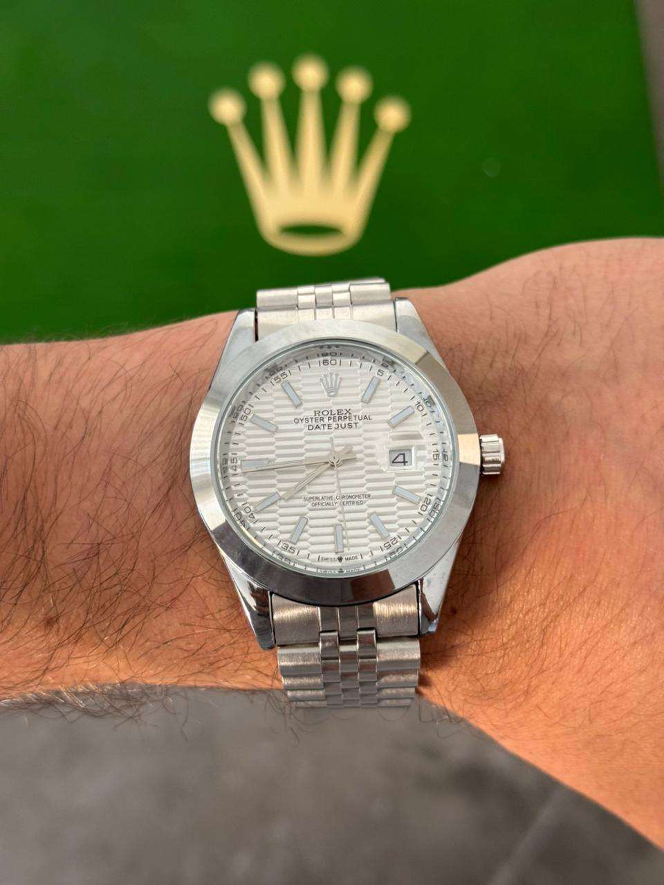 Reloj Plateado Texturizado con Esfera Plateada | Estilo Minimalista Premium