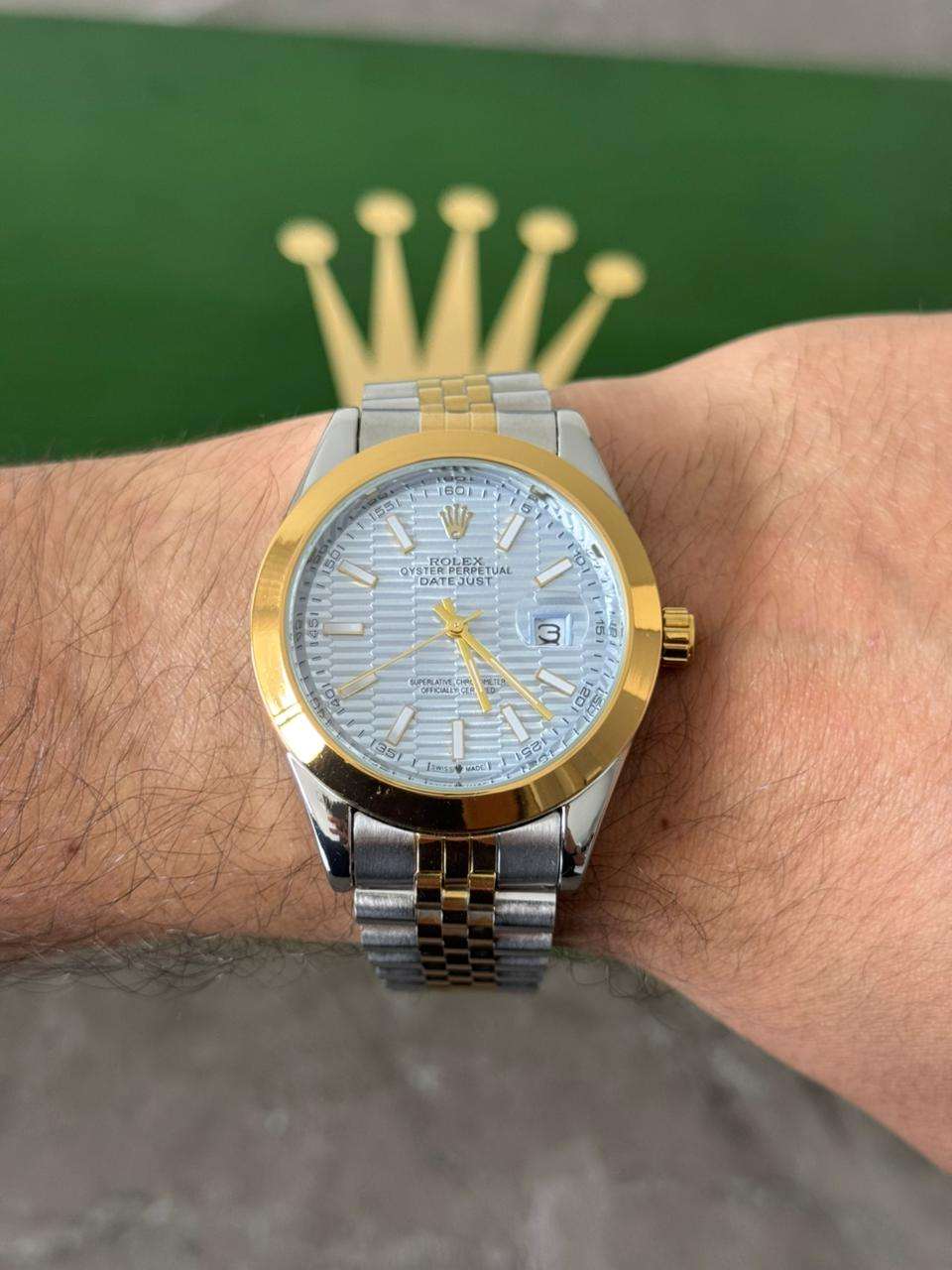 Reloj Bicolor Dorado Texturizado con Esfera Azul | Estilo Elegante Premium
