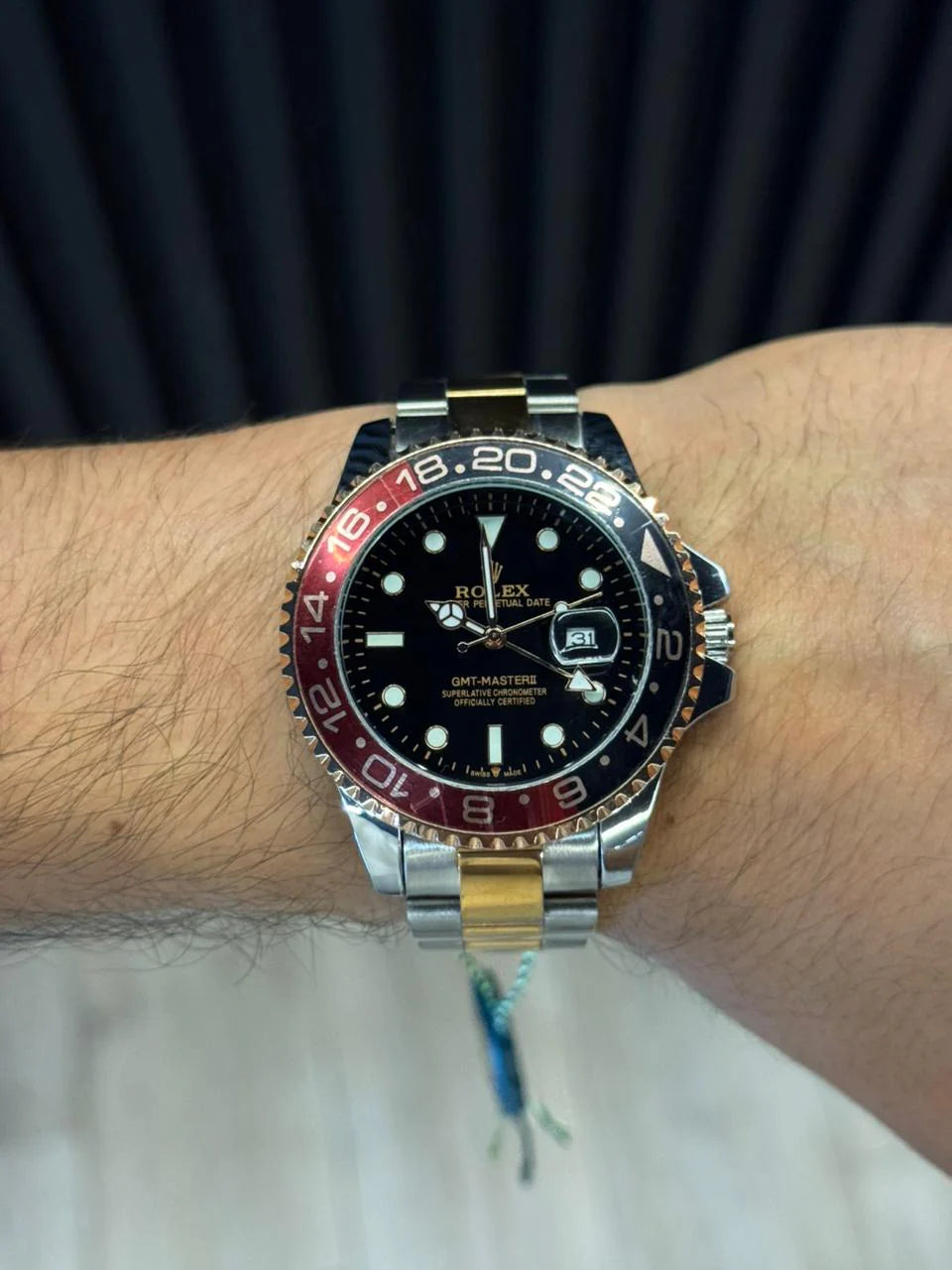 Reloj GMT Bicolor Dorado con Esfera Negra y Bisel Rojo/Negro | Estilo Deportivo Premium