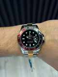 Reloj GMT Bicolor Dorado con Esfera Negra y Bisel Rojo/Negro | Estilo Deportivo Premium