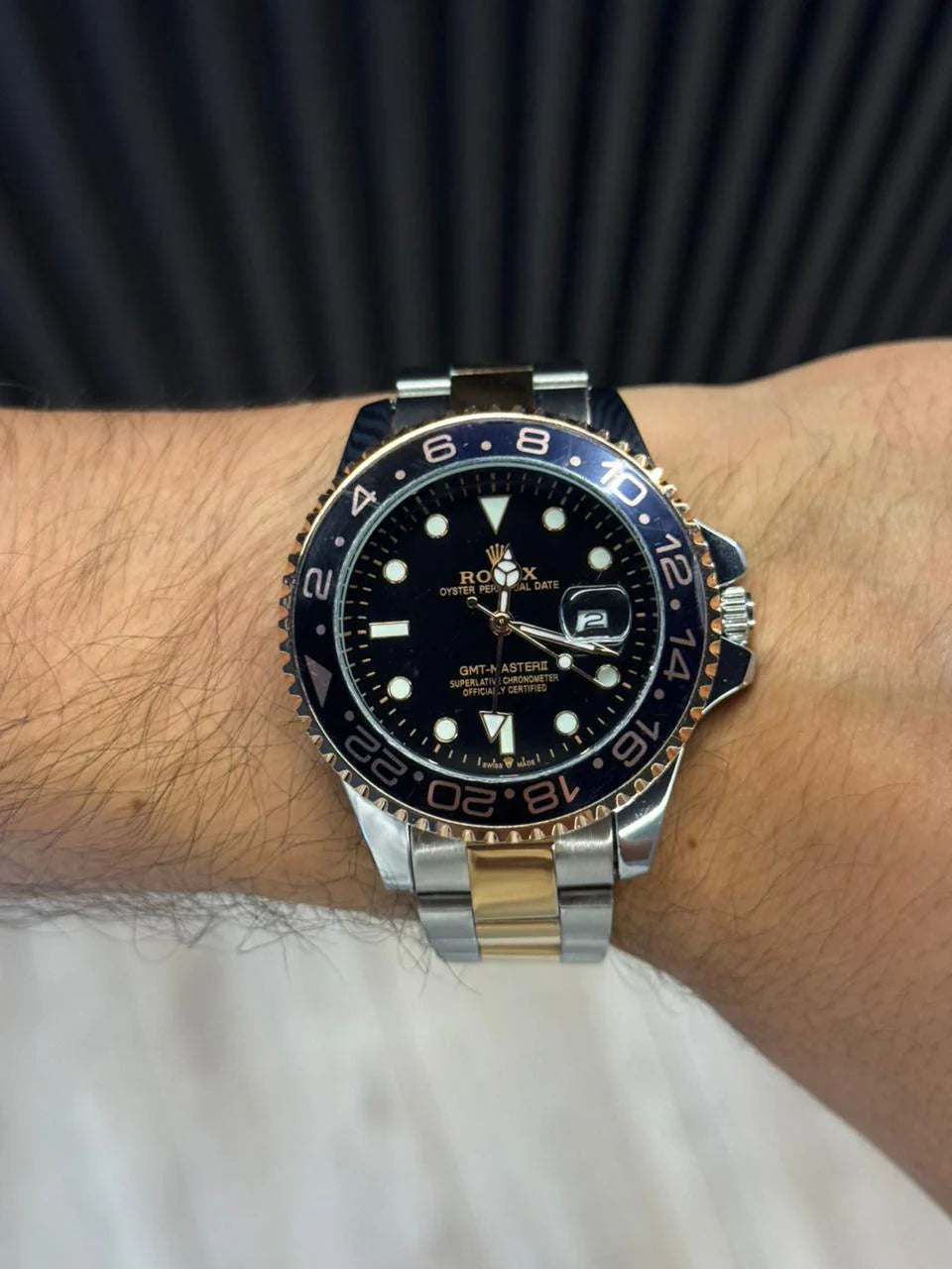 Reloj GMT Bicolor Dorado con Esfera Azul y Bisel Negro/Azul | Estilo Deportivo Premium