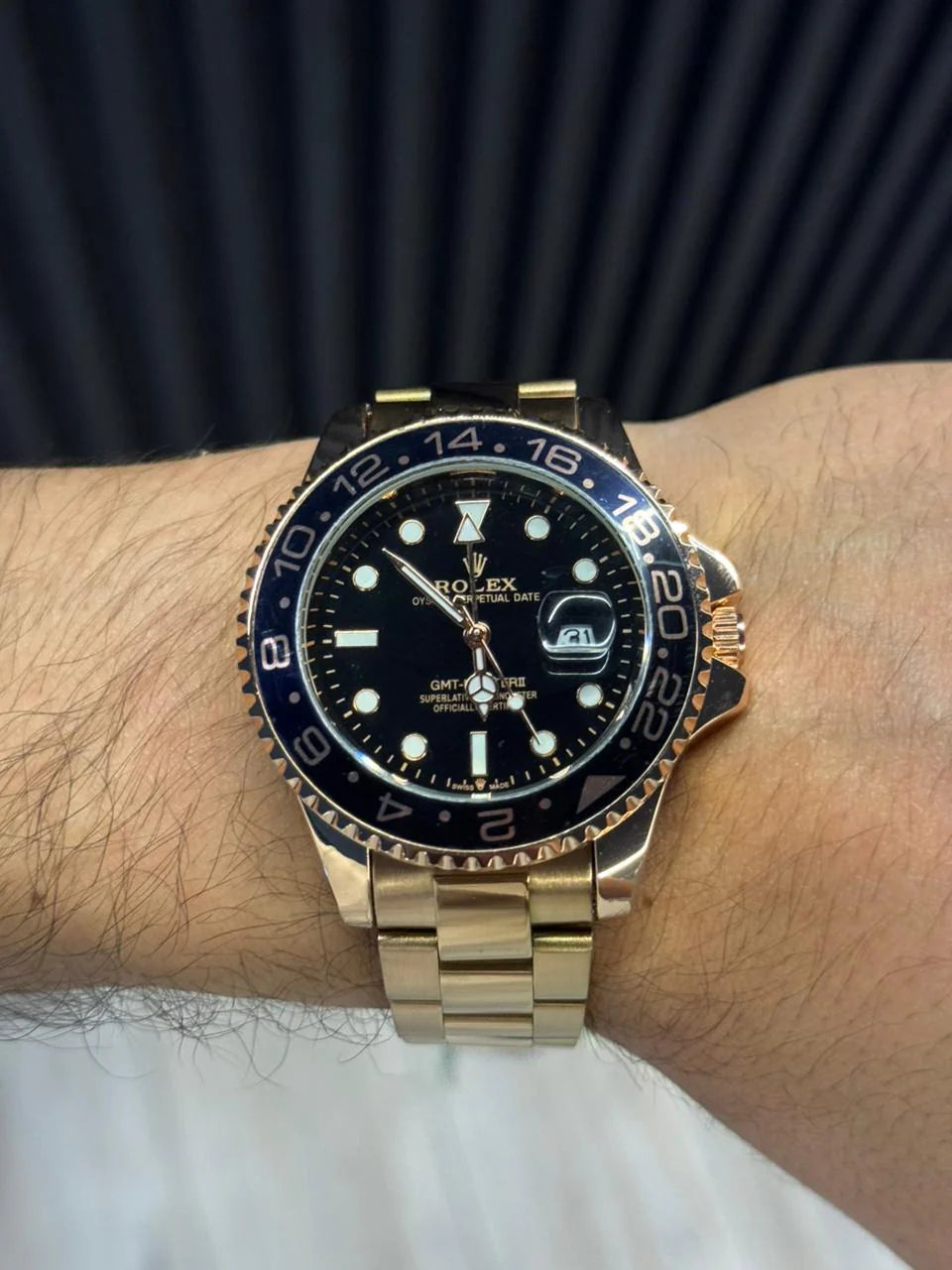 Reloj GMT Oro Rosa con Esfera Negra y Bisel Negro | Lujo Elegante Exclusivo