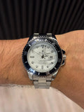 Reloj Submariner Plateado con Esfera Blanca y Detalles Negros | Elegancia Moderna Premium