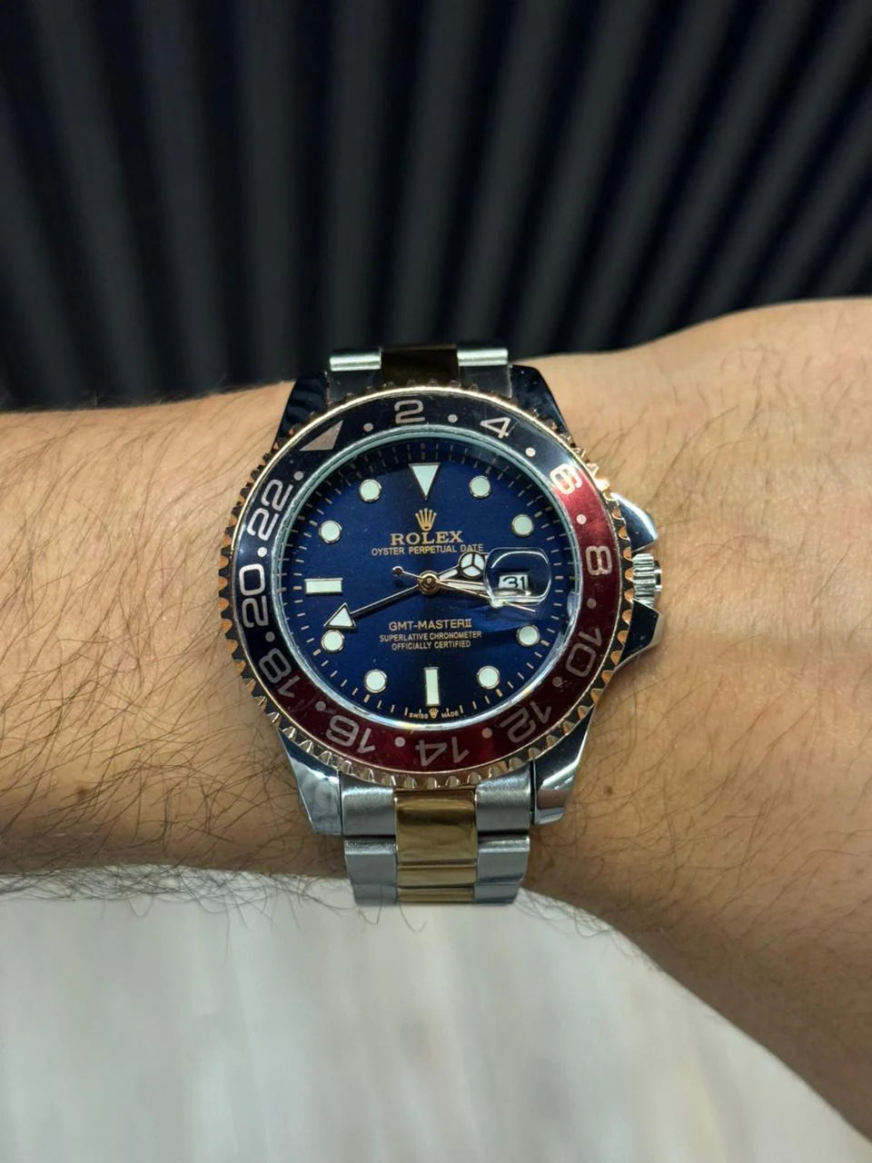 Reloj GMT Bicolor Dorado con Esfera Azul y Bisel Negro/Rojo | Lujo Deportivo Premium