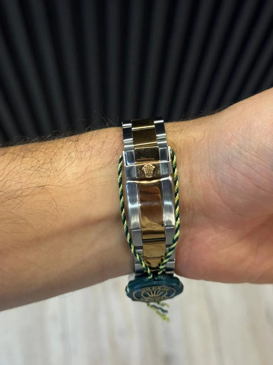 Reloj GMT Bicolor Dorado con Esfera Verde y Bisel Negro | Lujo Elegante Exclusivo
