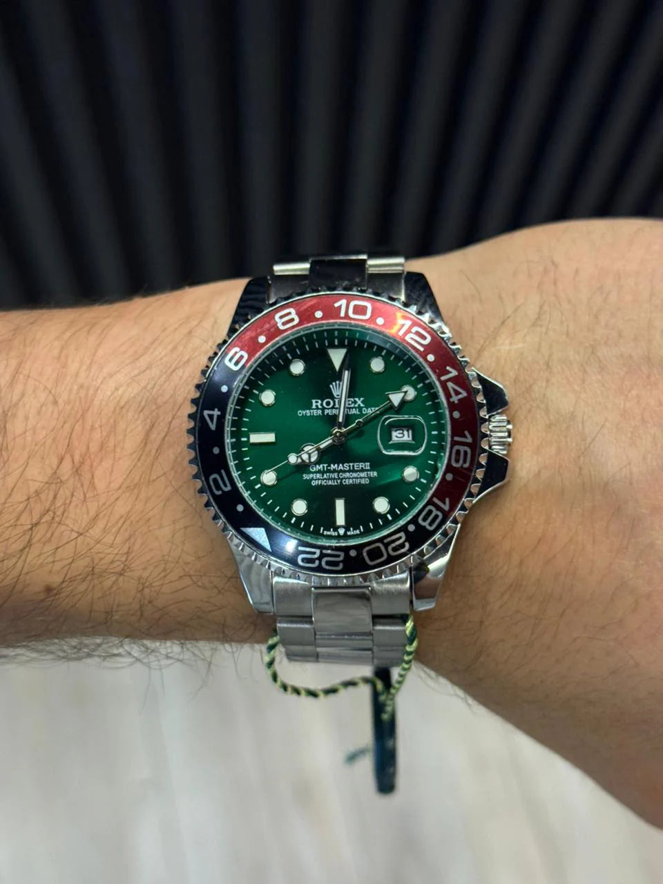 Reloj GMT Plateado con Esfera Verde y Bisel Rojo/Negro | Estilo Deportivo Exclusivo