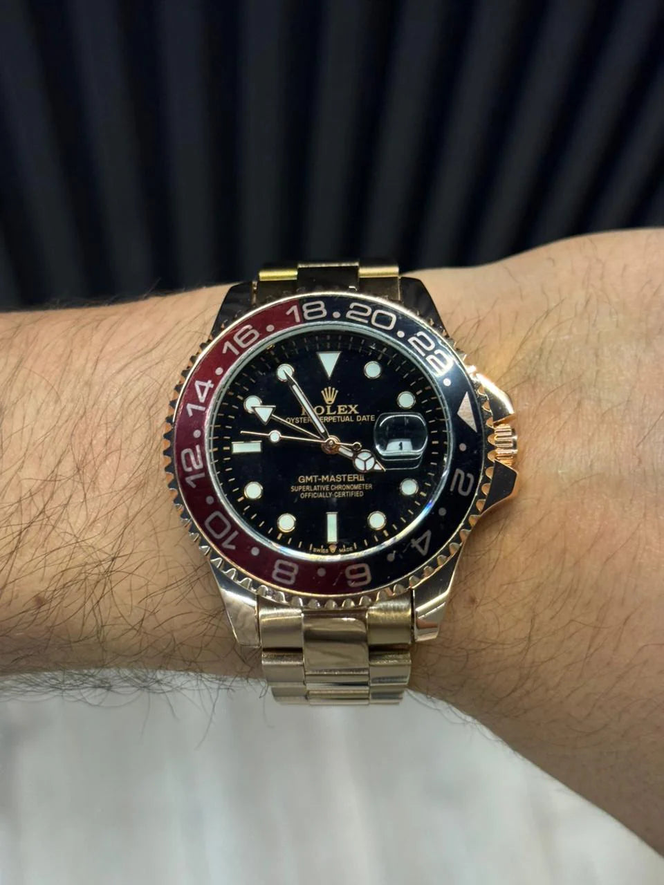 Reloj GMT Oro Rosa con Esfera Negra y Bisel Negro/Rojo | Lujo Deportivo Exclusivo