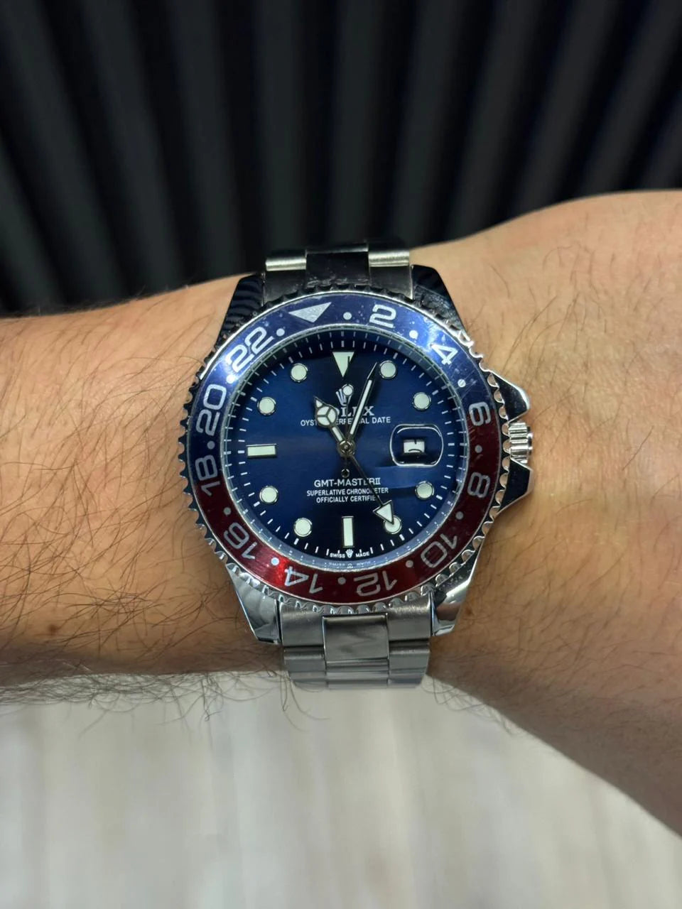 Reloj GMT Plateado con Esfera Azul y Bisel Azul/Rojo | Estilo Deportivo Premium