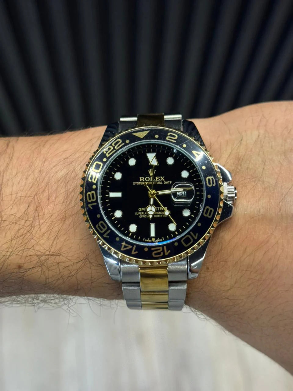 Reloj GMT Bicolor Dorado con Esfera Negra y Bisel Negro | Estilo Elegante Deportivo