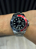 Reloj GMT Plateado con Esfera Negra y Bisel Negro/Rojo | Estilo Deportivo Moderno