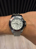 Reloj Master Plateado con Esfera Blanca y Bisel Negro/Rojo | Estilo Deportivo Elegante