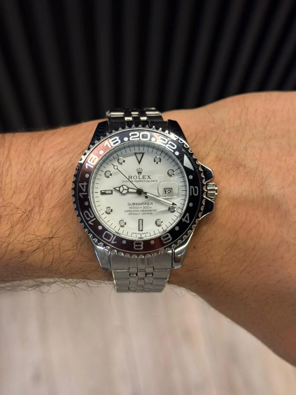 Reloj Master Plateado con Esfera Blanca y Bisel Negro/Rojo | Estilo Deportivo Elegante