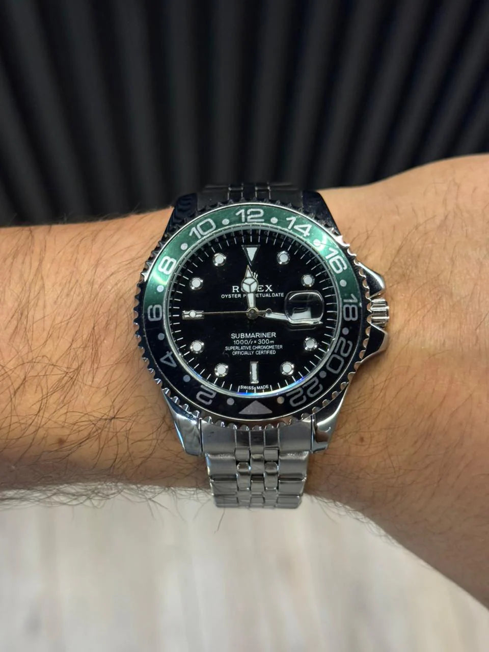 Reloj Master Plateado con Esfera Negra y Bisel Negro/Verde | Estilo Deportivo Moderno