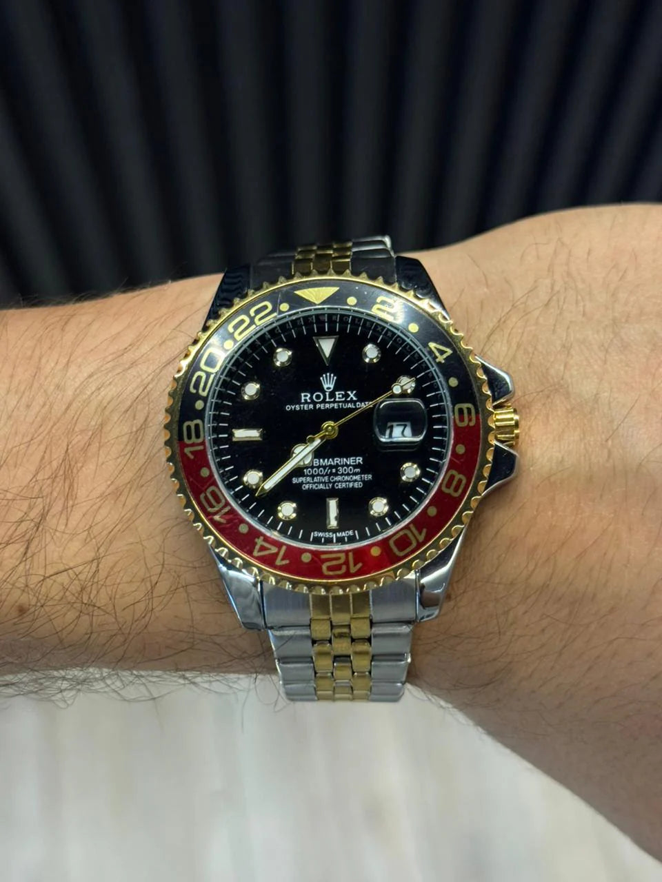 Reloj Master Bicolor Dorado con Esfera Negra y Bisel Negro/Rojo | Estilo Deportivo Premium