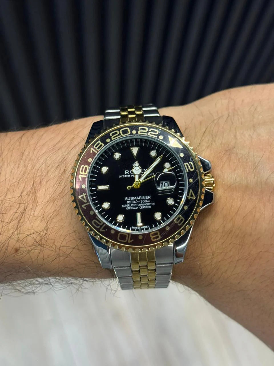 Reloj Master Bicolor Dorado con Esfera Negra y Bisel Negro/Verde | Estilo Deportivo Premium
