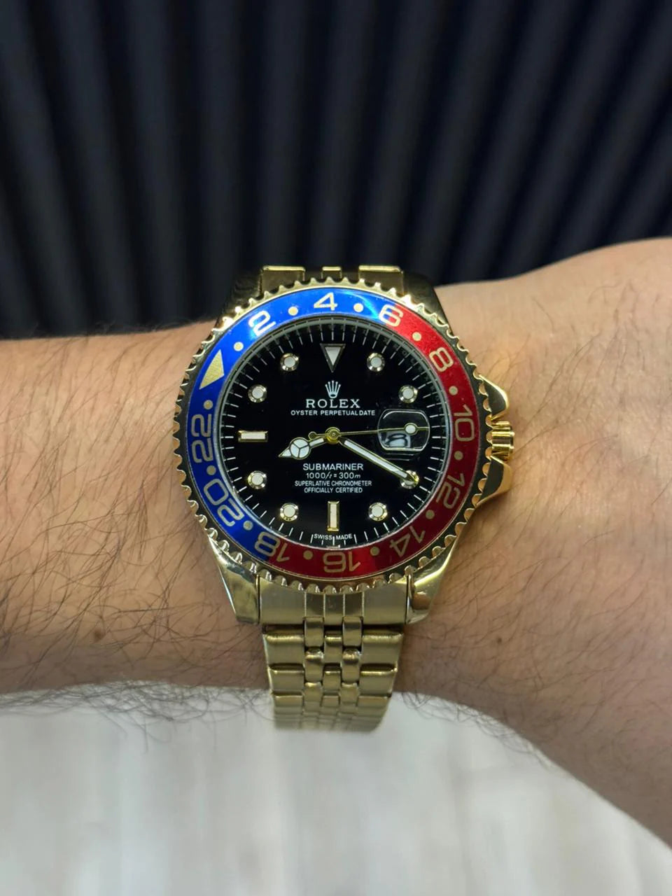 Reloj Master Dorado con Esfera Negra y Bisel Azul/Rojo | Estilo Deportivo Premium