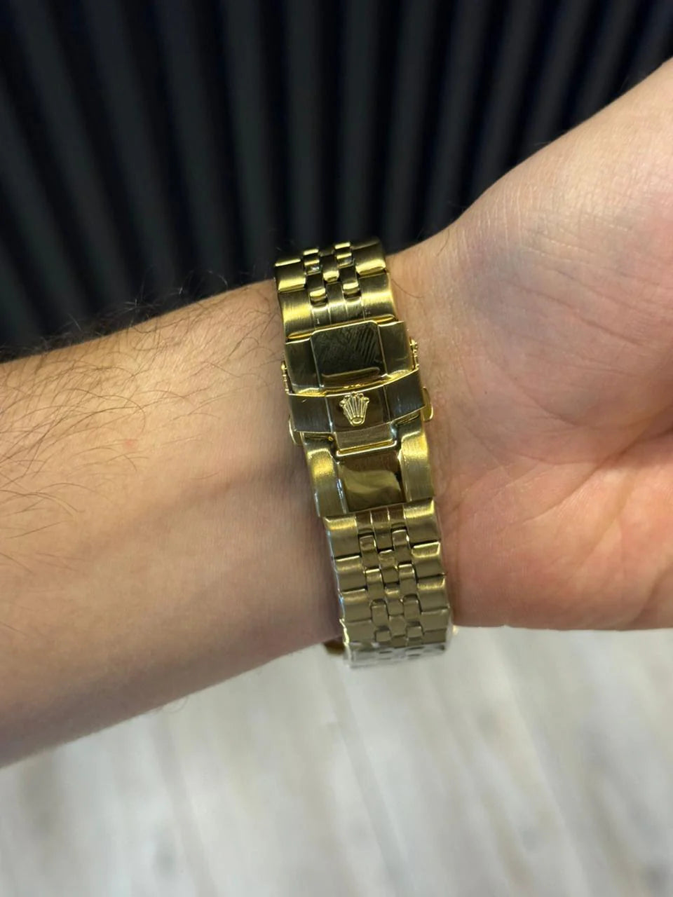 Reloj Master Dorado con Esfera Negra y Bisel Negro/Verde | Estilo Deportivo Elegante