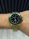 Reloj Master Dorado con Esfera Negra y Bisel Negro/Verde | Estilo Deportivo Elegante