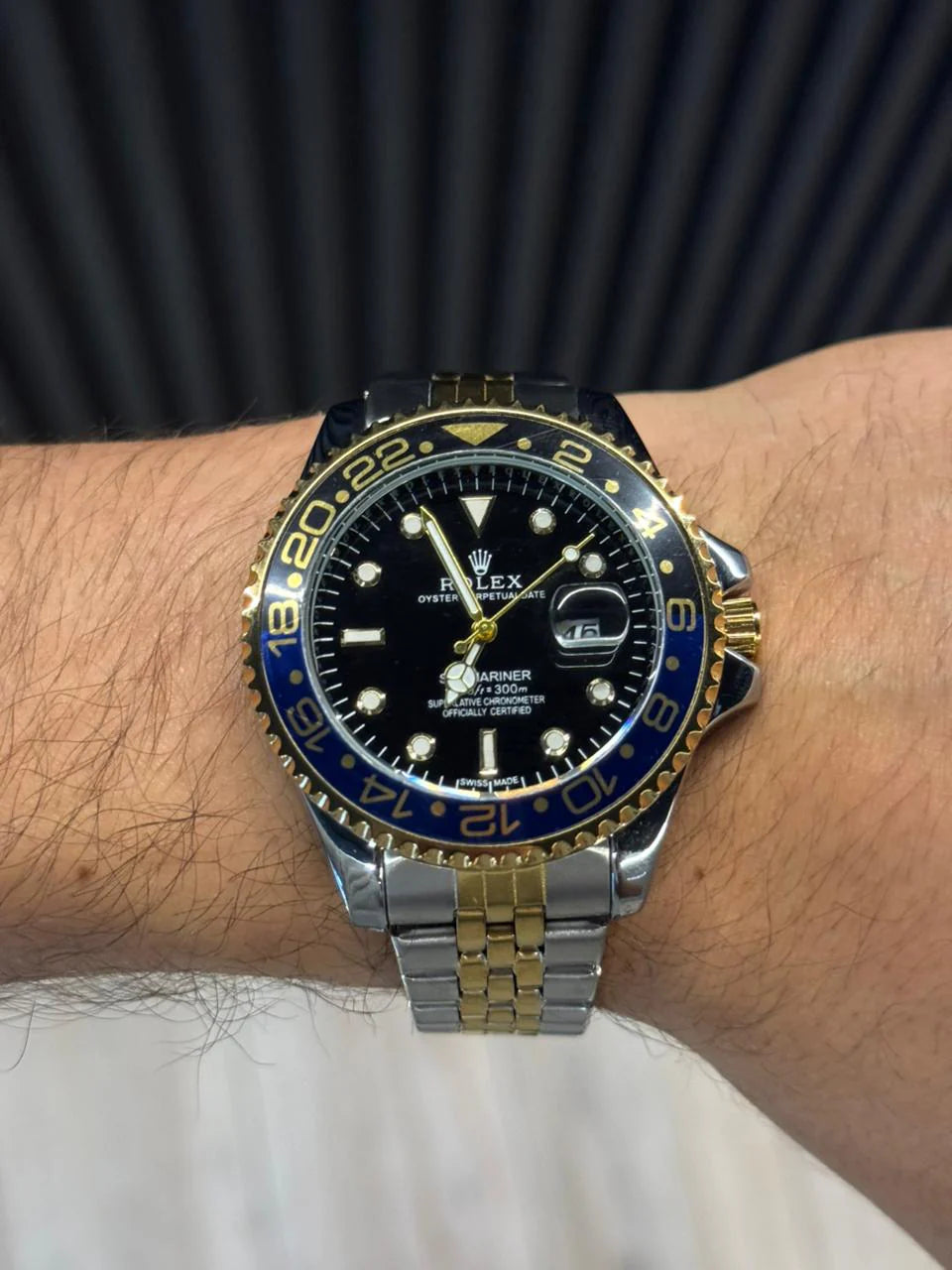 Reloj Master Bicolor Dorado con Esfera Negra y Bisel Azul/Negro | Estilo Deportivo Premium