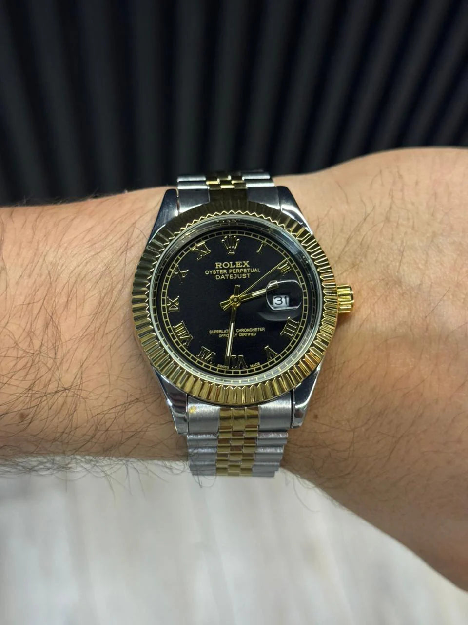 Reloj President Bicolor Dorado con Esfera Negra y Números Romanos | Estilo Elegante Premium
