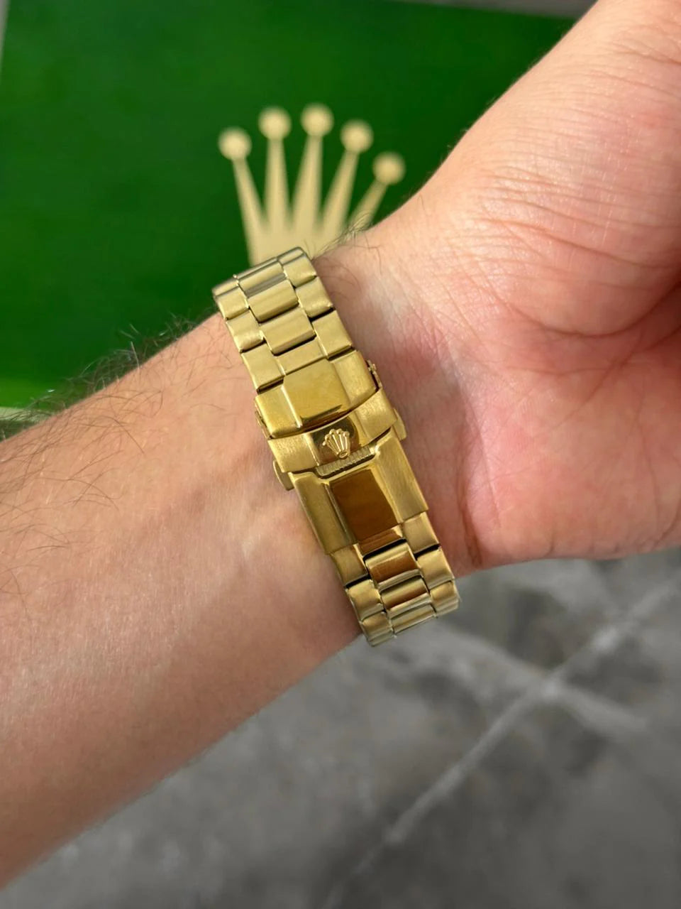 Reloj Dorado con Esfera Negra | Estilo Clásico Elegante Premium