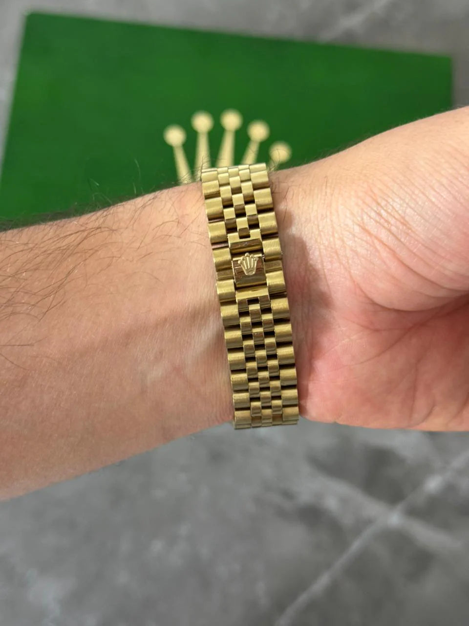 Reloj Dorado Texturizado con Esfera Café | Elegancia Premium Exclusiva