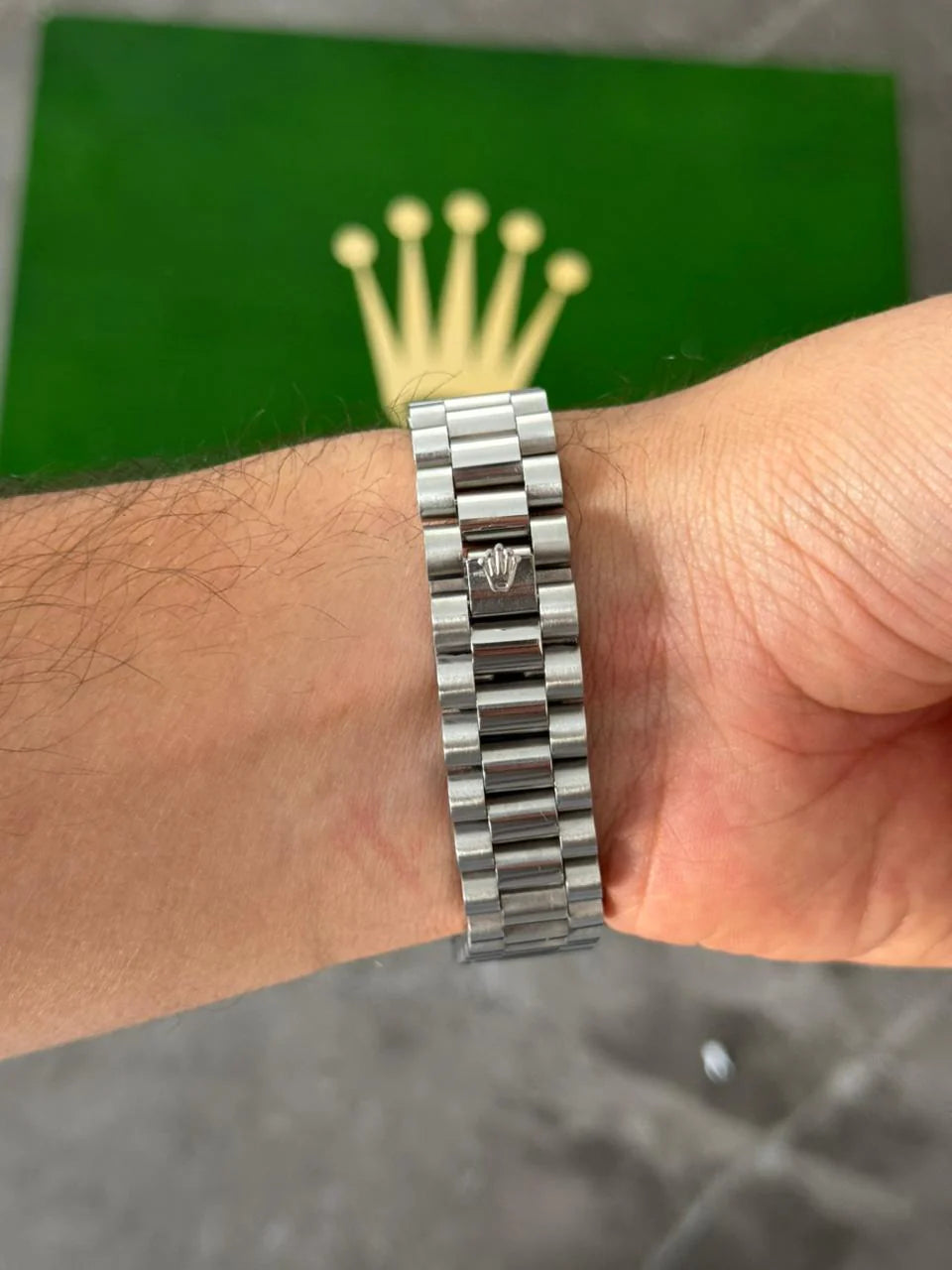 Reloj Plateado Texturizado con Esfera Plateada | Estilo Minimalista Premium