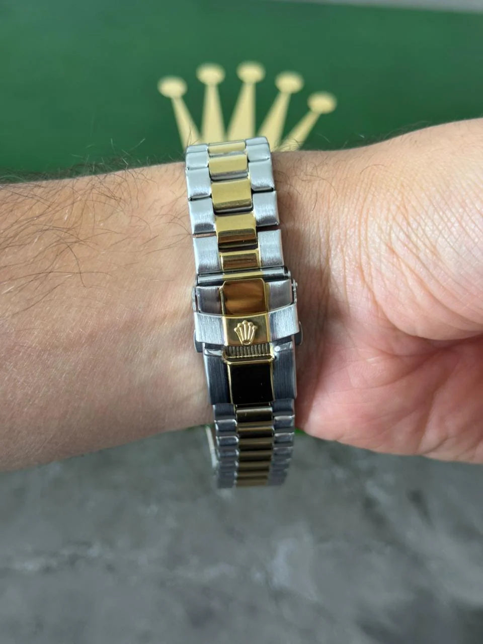 Reloj Bicolor Dorado con Esfera Negra | Elegancia Clásica Premium