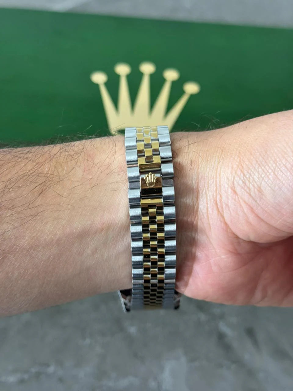 Reloj Bicolor Dorado Texturizado con Esfera Azul | Estilo Elegante Premium