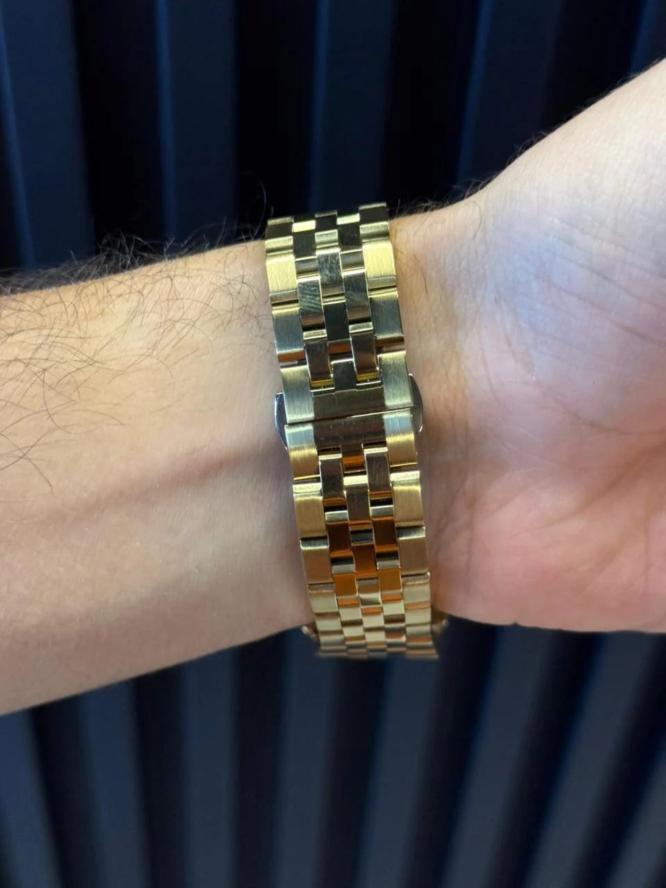 Reloj Dorado Liso con Esfera Negra | Estilo Elegante Minimalista Premium