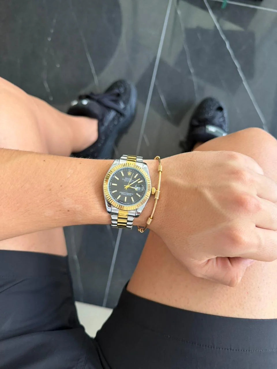 Reloj Bicolor Dorado con Esfera Negra | Elegancia Clásica Premium