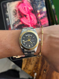 Reloj Plateado con Esfera Negra y Detalles Dorados | Elegancia Premium Moderna