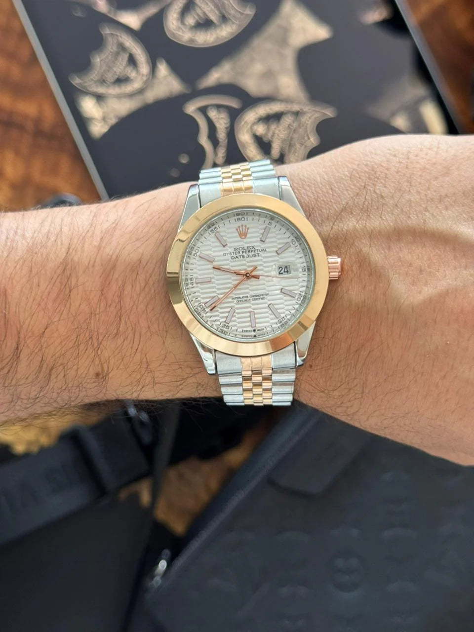 Reloj Bicolor Oro Rosa Texturizado con Esfera Plateada | Elegancia Moderna Premium